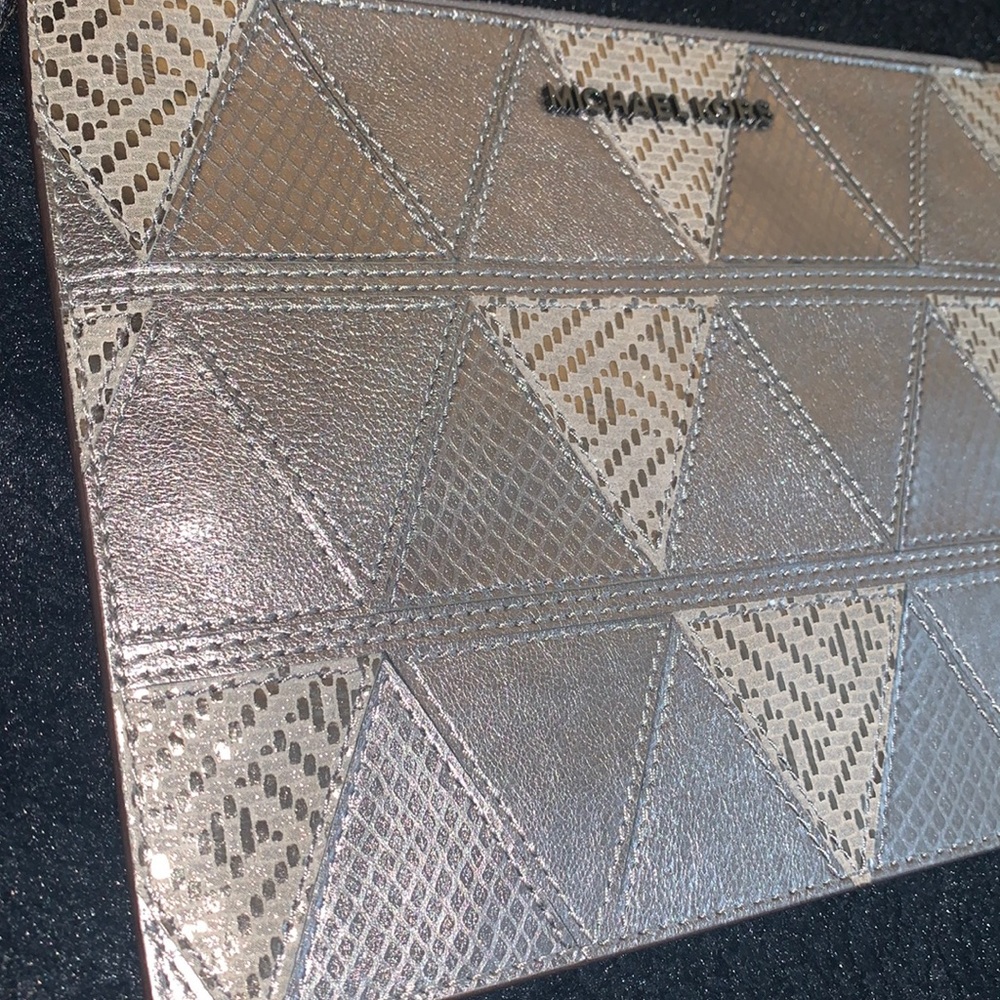 Michael Kors XL Wristlet Clutch Silver Metallic Patchwork w card slots top EUC
